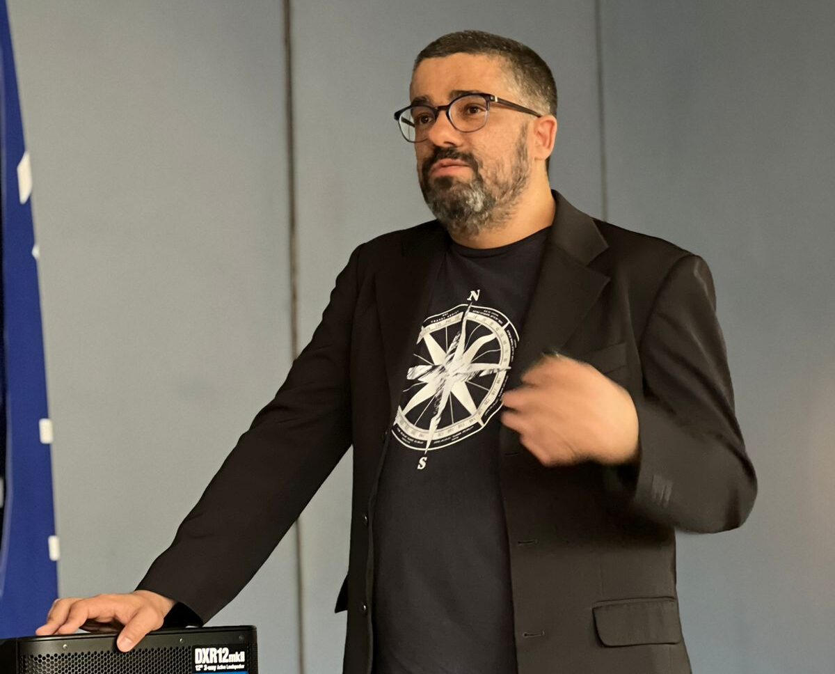 Read more about the article (Português) Corrupção, pobreza e clima contribuem para resistência bacteriana, diz Professor Rodrigo Cayô